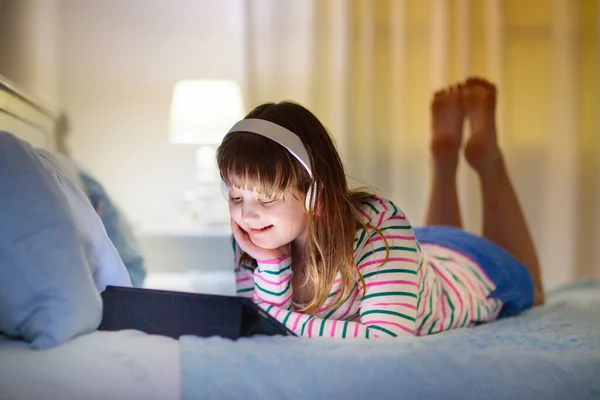 Menina Adolescente Com Computador Tablet Adolescente Criança Mensagens Texto Jogar — Fotografia de Stock