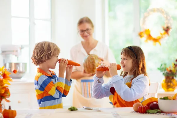 Jantar Acção Graças Família Avó Criança Abóbora Cortada Cozinha Decorada — Fotografia de Stock