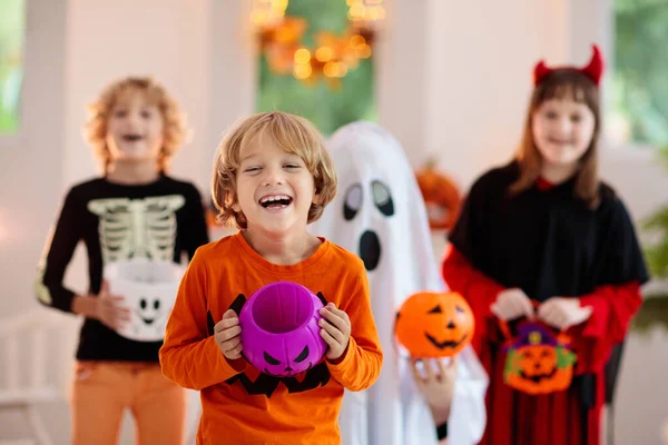 Doces Truques Para Crianças Trajes Halloween Crianças Vestido Colorido Com — Fotografia de Stock