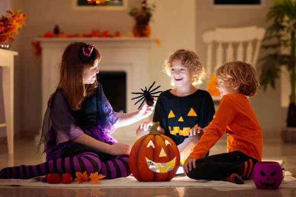 Niña Niño Con Disfraz Bruja Truco Trato Halloween Niños Sosteniendo —  Fotos de Stock