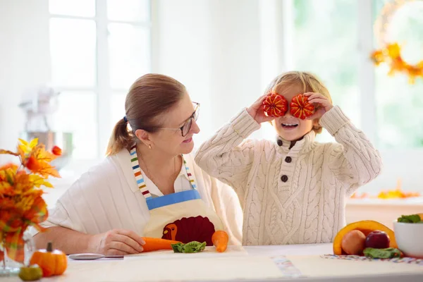 Cena Familiar Acción Gracias Abuela Niño Cortan Calabaza Cocina Decorada —  Fotos de Stock