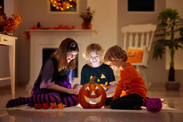 Ragazzina Ragazzo Costume Strega Dolcetto Scherzetto Halloween Bambini Che Tengono — Foto Stock