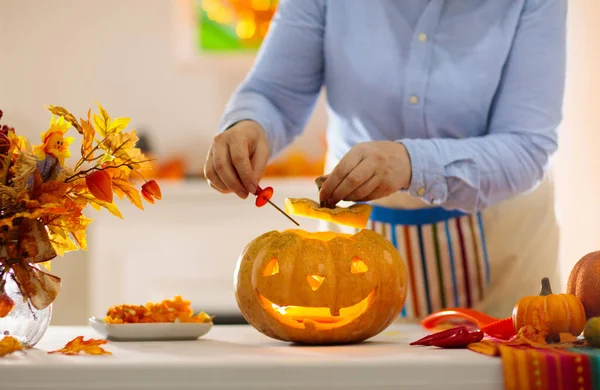 Mulher Esculpindo Abóbora Para Celebração Halloween Feminino Avental Corte Jack — Fotografia de Stock