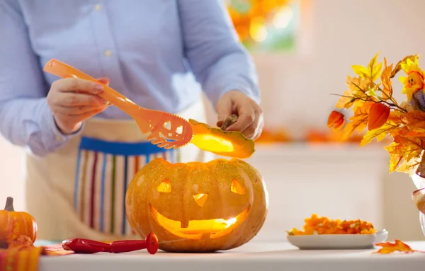 Kvinna Snida Pumpa För Halloween Firande Kvinna Förkläde Skärande Jack — Stockfoto