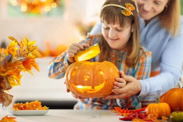 Famiglia Intaglio Zucca Celebrazione Halloween Donna Bambina Taglio Jack Lanterna — Foto Stock