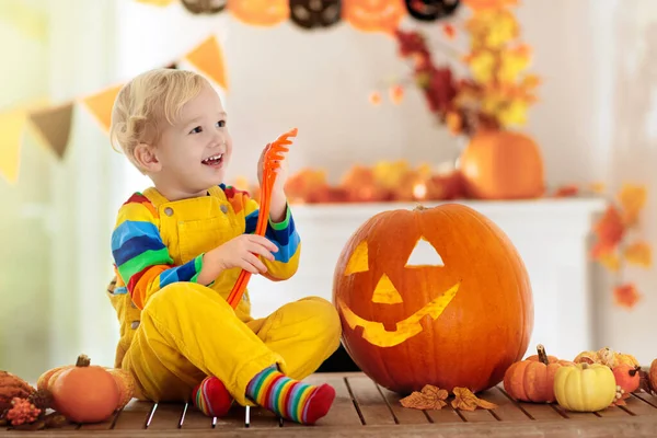 Boszorkányjelmezes Kisfiú Halloweenkor Töklámpást Faragó Gyerekek Gyerekek Ünneplik Halloween Díszített — Stock Fotó