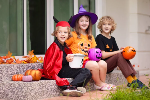 Dzieciaki Zbierają Słodycze Halloween Dziecko Przy Dekorowanych Drzwiach Domu Chłopiec — Zdjęcie stockowe