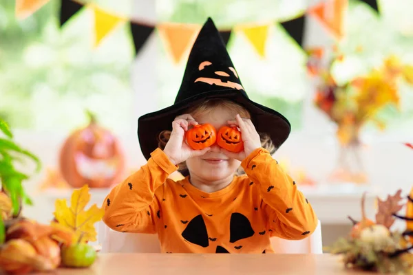Dziecko Kostiumie Halloween Cukierek Albo Psikus Mały Chłopiec Dyniową Latarnią — Zdjęcie stockowe