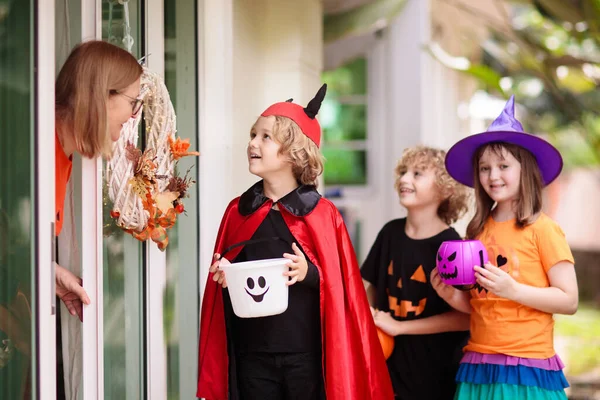 Crianças Enganam Tratam Noite Halloween Criança Porta Casa Decorada Menino — Fotografia de Stock