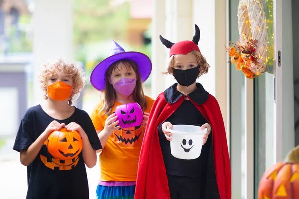 Los Niños Engañan Tratan Con Disfraz Halloween Mascarilla Niños Disfrazados — Foto de Stock