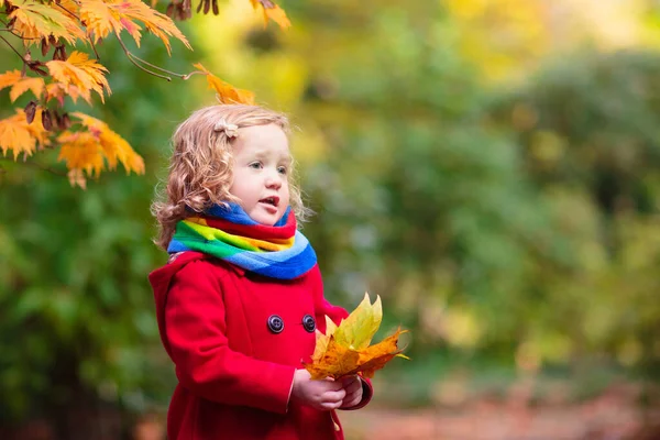 Kind Herbstpark Kleines Mädchen Mit Gelben Blättern Kind Spielt Mit — Stockfoto