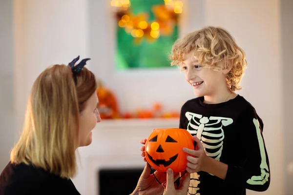 Doces Truques Para Crianças Trajes Halloween Crianças Vestido Colorido Com — Fotografia de Stock