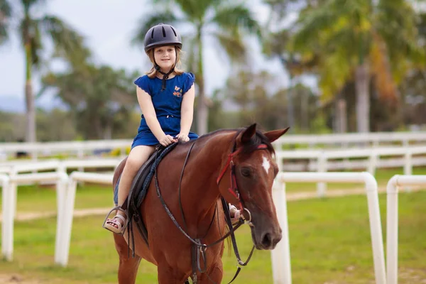 Les Enfants Montent Cheval Enfant Poney Dans Une Station Tropicale — Photo