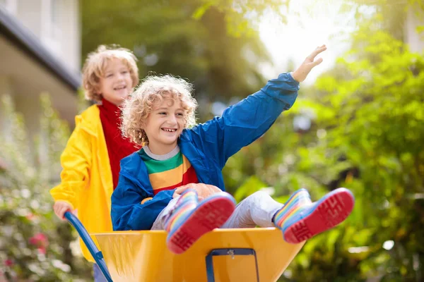 Kids Wheelbarrow Pumpkin Patch Autumn Outdoor Fun Children Thanksgiving Halloween — Stock Photo, Image