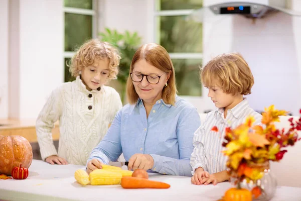 Cena Familiar Acción Gracias Abuela Niño Cortan Calabaza Cocina Decorada — Foto de Stock