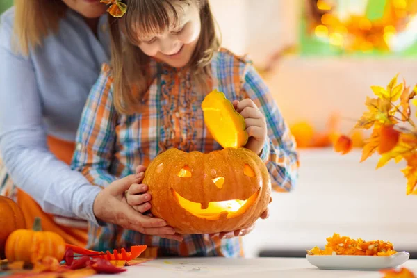 Famiglia Intaglio Zucca Celebrazione Halloween Donna Bambina Taglio Jack Lanterna — Foto Stock