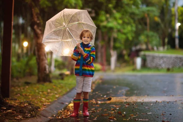 Dziecko Bawiące Się Jesienny Deszcz Dzieciak Parasolem Mały Chłopiec Biegający — Zdjęcie stockowe