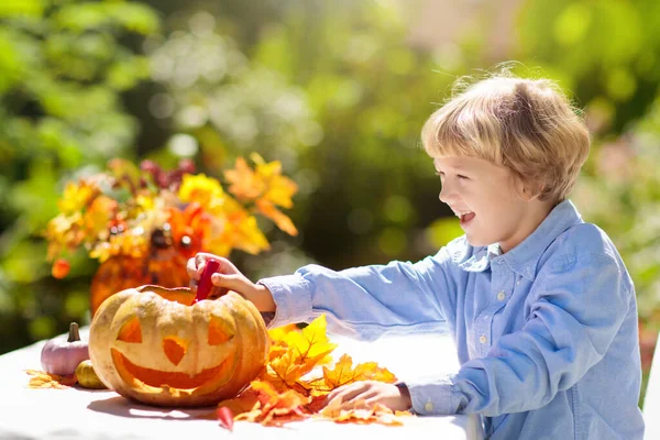 Rodinná Řezbářská Dýně Oslavu Halloweenu Chlapec Řezání Jack Lucerna Pro — Stock fotografie