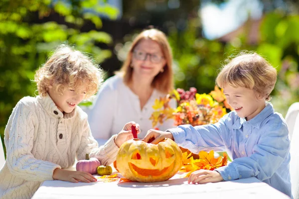 Familie Carving Pompoen Voor Halloween Viering Ouders Kinderen Knippen Jack — Stockfoto