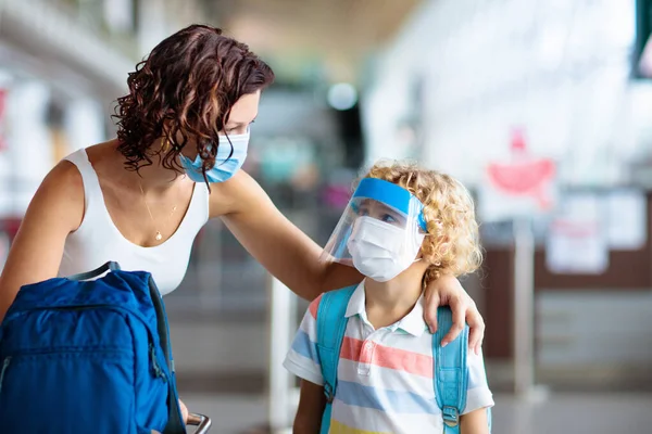 Familjen Flygplatsen Ansiktsmask Och Sköld Virusutbrott Coronavirus Och Influensapandemi Säker — Stockfoto