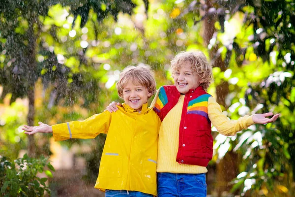 Kind Speelt Herfstregen Een Jongen Met Een Paraplu Een Jongetje — Stockfoto