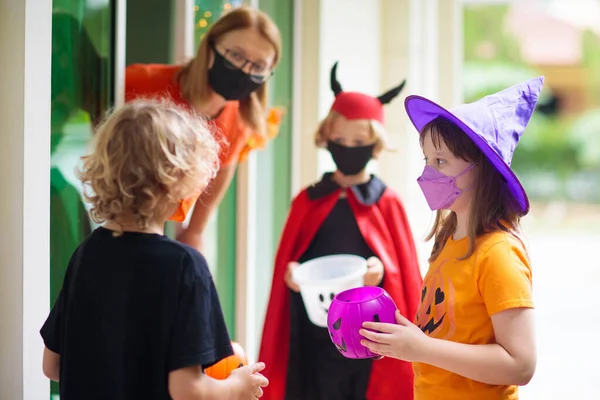 Kinder Tricksen Oder Behandeln Halloween Kostüm Und Gesichtsmaske Kinder Verkleiden — Stockfoto