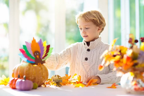 Familjen Firar Thanksgiving Barn Höst Konst Och Hantverk Liten Pojke — Stockfoto