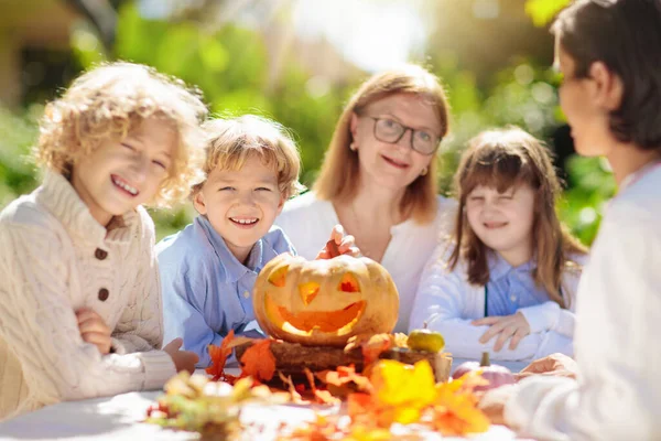 Familjen Ristade Pumpa För Halloween Fest Föräldrar Och Barn Klippa — Stockfoto