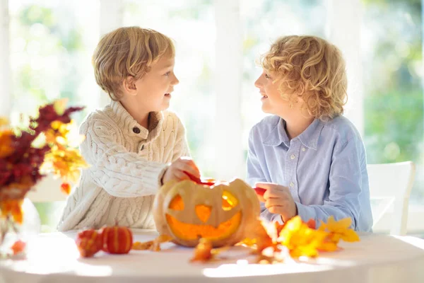 Familjen Ristade Pumpa För Halloween Fest Pojke Och Flicka Barn — Stockfoto