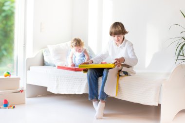 mutlu ve bebek kız onların armağan üstünde bir güneşli açma