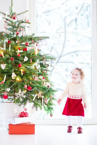 Bella bambina che addobba un albero di Natale — Foto Stock