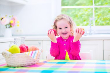 küçük kız yeme elma