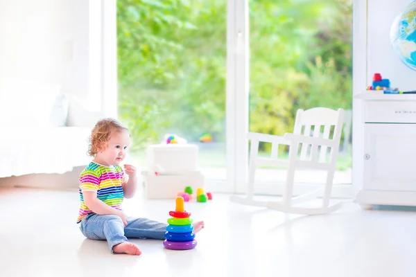 Niña jugando con una pirámide — Foto de Stock