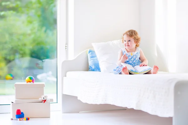 Kleines Mädchen liest ein Buch — Stockfoto