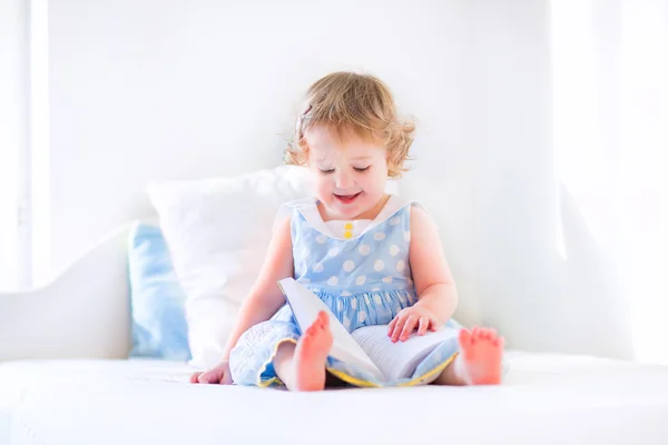 Niña leyendo un libro — Foto de Stock