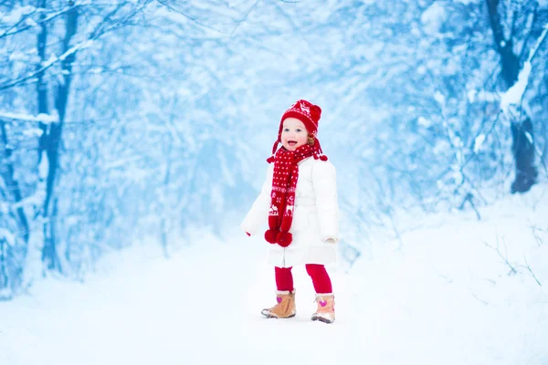 Dziewczyna ładny maluch w winter park — Zdjęcie stockowe