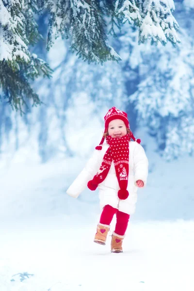 Little girl playing in a winter park — Stock Photo, Image