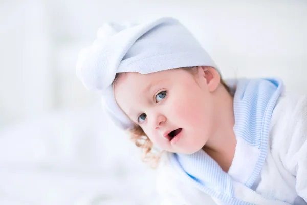 Litlte meisje in een badjas en handdoek — Stockfoto