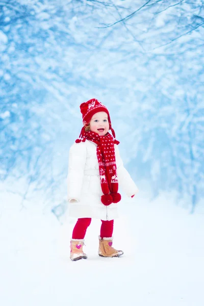 Menina correndo em um parque nevado — Fotografia de Stock