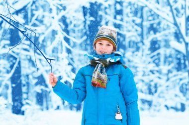kar kış parkı ile oynayan çocuk