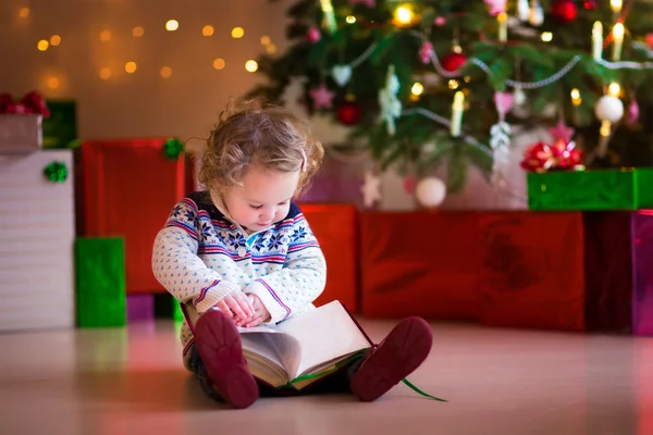 クリスマス ツリーを読む小さな女の子 — ストック写真