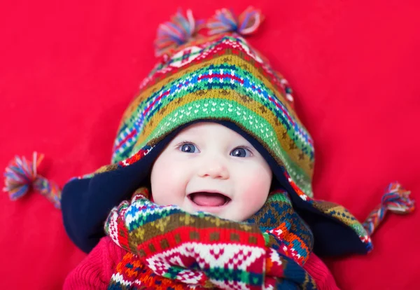 Bebek kış şapka içinde — Stok fotoğraf