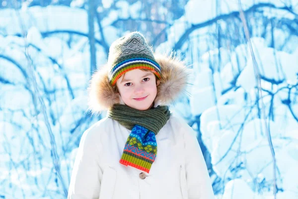 Funny boy spelar utanför en solig vinterdag — Stockfoto