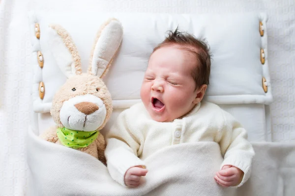 Ребенок с кроликом — стоковое фото