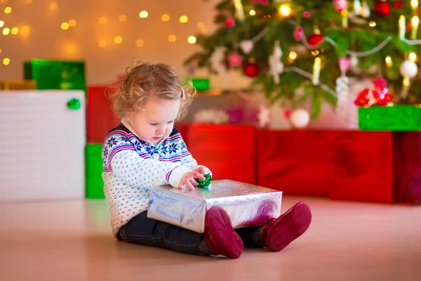 Liten flicka öppnar sin julklapp — Stock fotografie