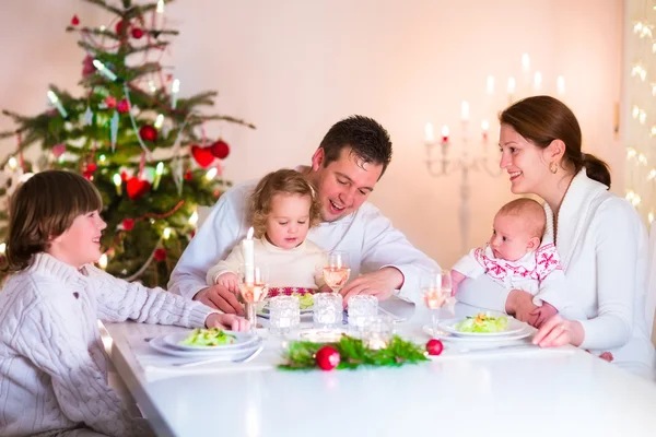 Mutlu bir aile Noel yemeği — Stok fotoğraf