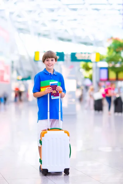 Boy traveling by airplane — Stock Photo, Image