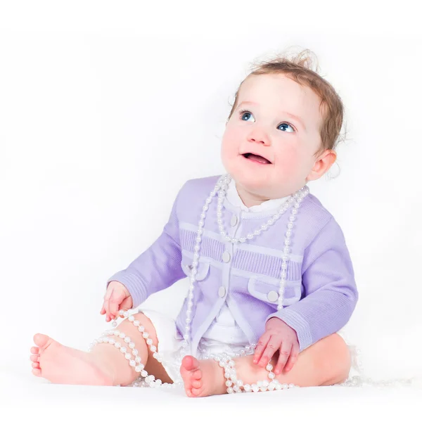 Bambina con una collana di perle — Foto Stock