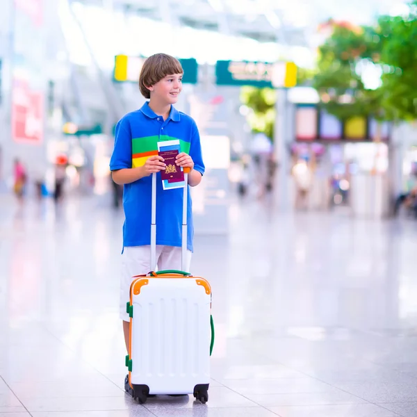 Niño viajando en avión — Foto de Stock