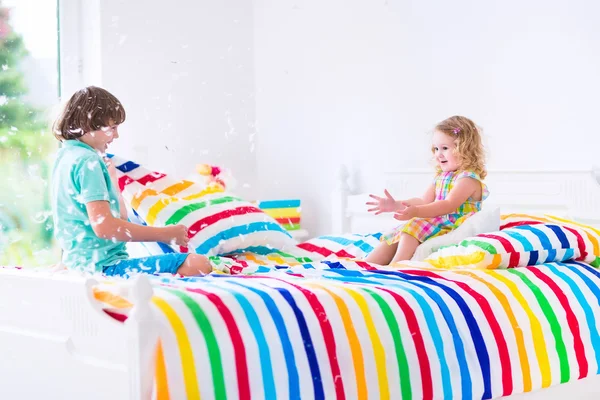 Kids having pillow fight — Stock Photo, Image